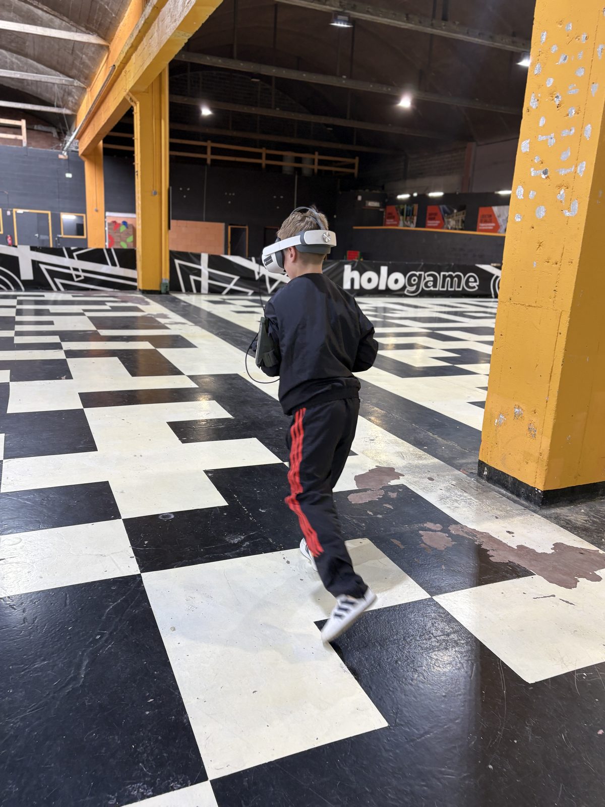 Un jeune joueur en pleine partie de réalité virtuelle